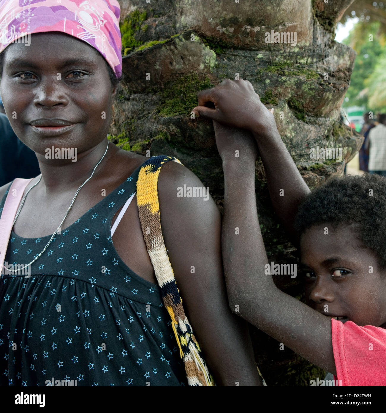 La mère et le fils au marché de Buka, Bougainville, en Papouasie-Nouvelle-Guinée Banque D'Images