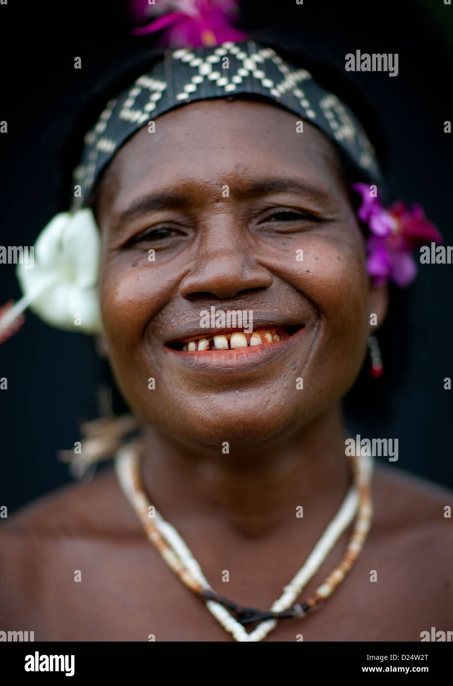 Femme de la région autonome de Bougainville en vêtements traditionnels, la Papouasie-Nouvelle-Guinée Banque D'Images