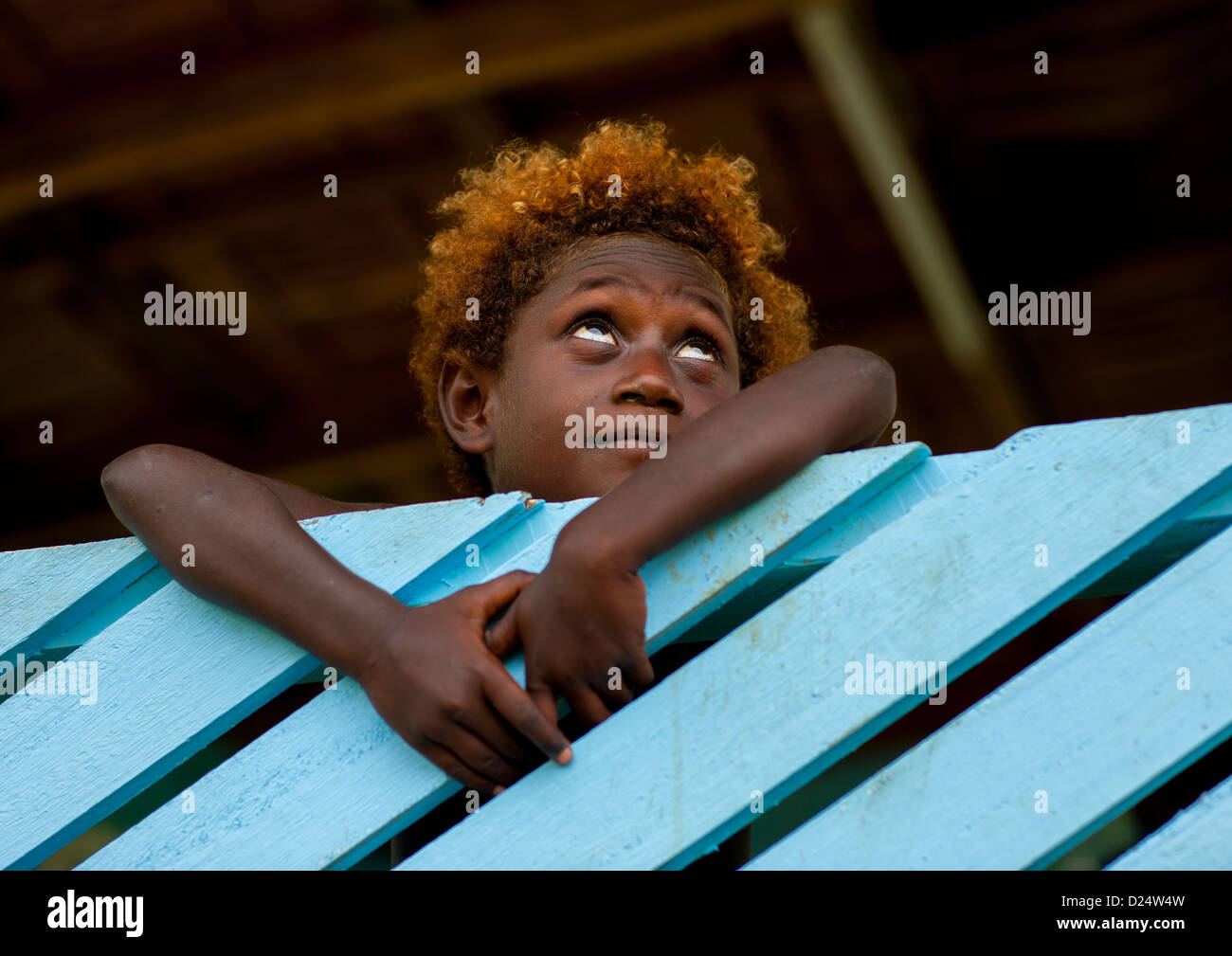 Kid au balcon, Bougainville, en Papouasie Nouvelle Guinée Banque D'Images