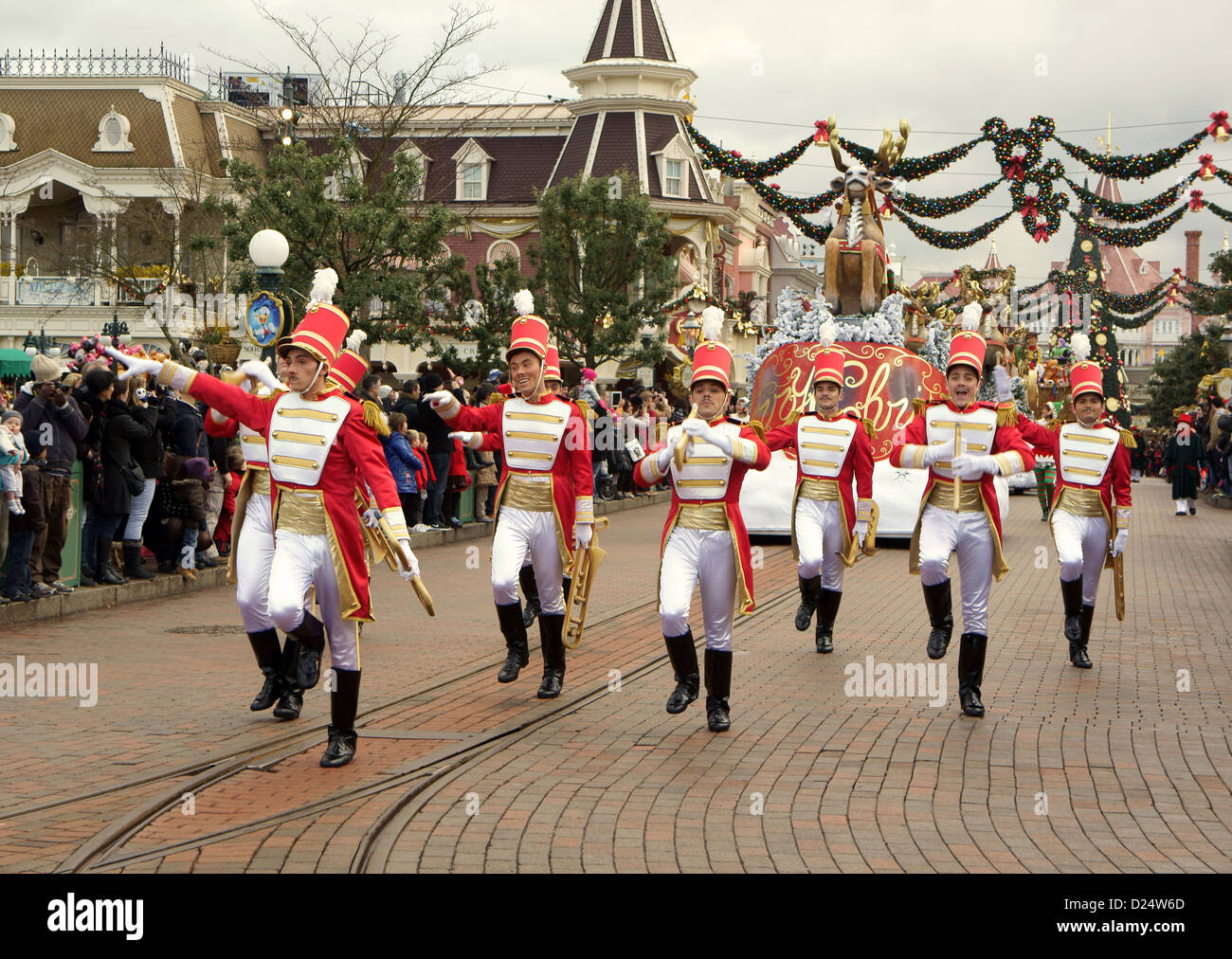 Toy Soldiers marching dans la Parade de Noël à Disneyland Paris, France Banque D'Images