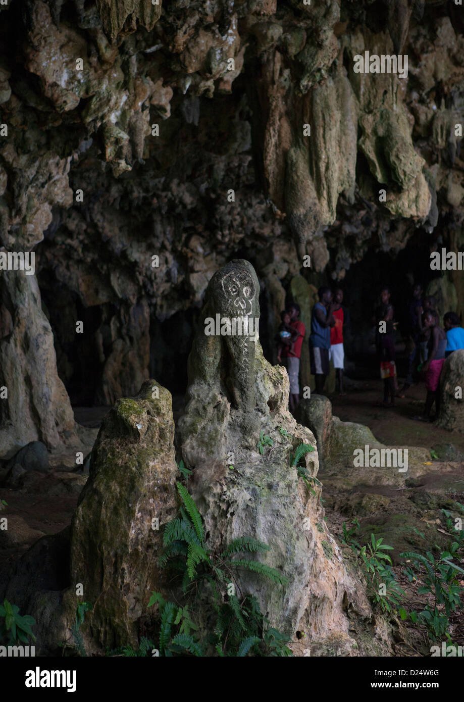 Les gens en face de l'entrée de Momuni Grotte Sacrée. Bougainville, en Papouasie-Nouvelle-Guinée Banque D'Images