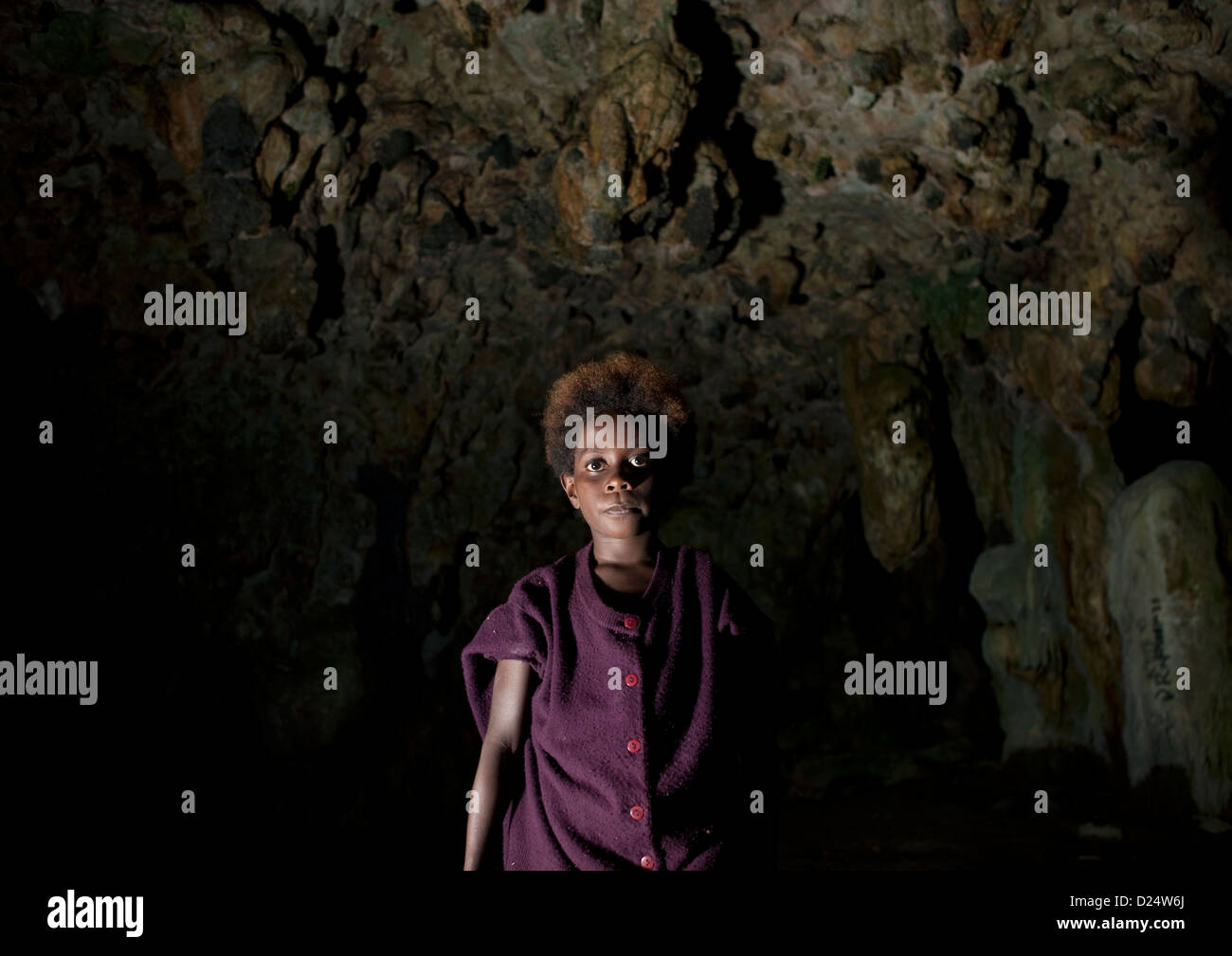 L'intérieur de fille Momuni Grotte Sacrée. Bougainville, en Papouasie-Nouvelle-Guinée Banque D'Images