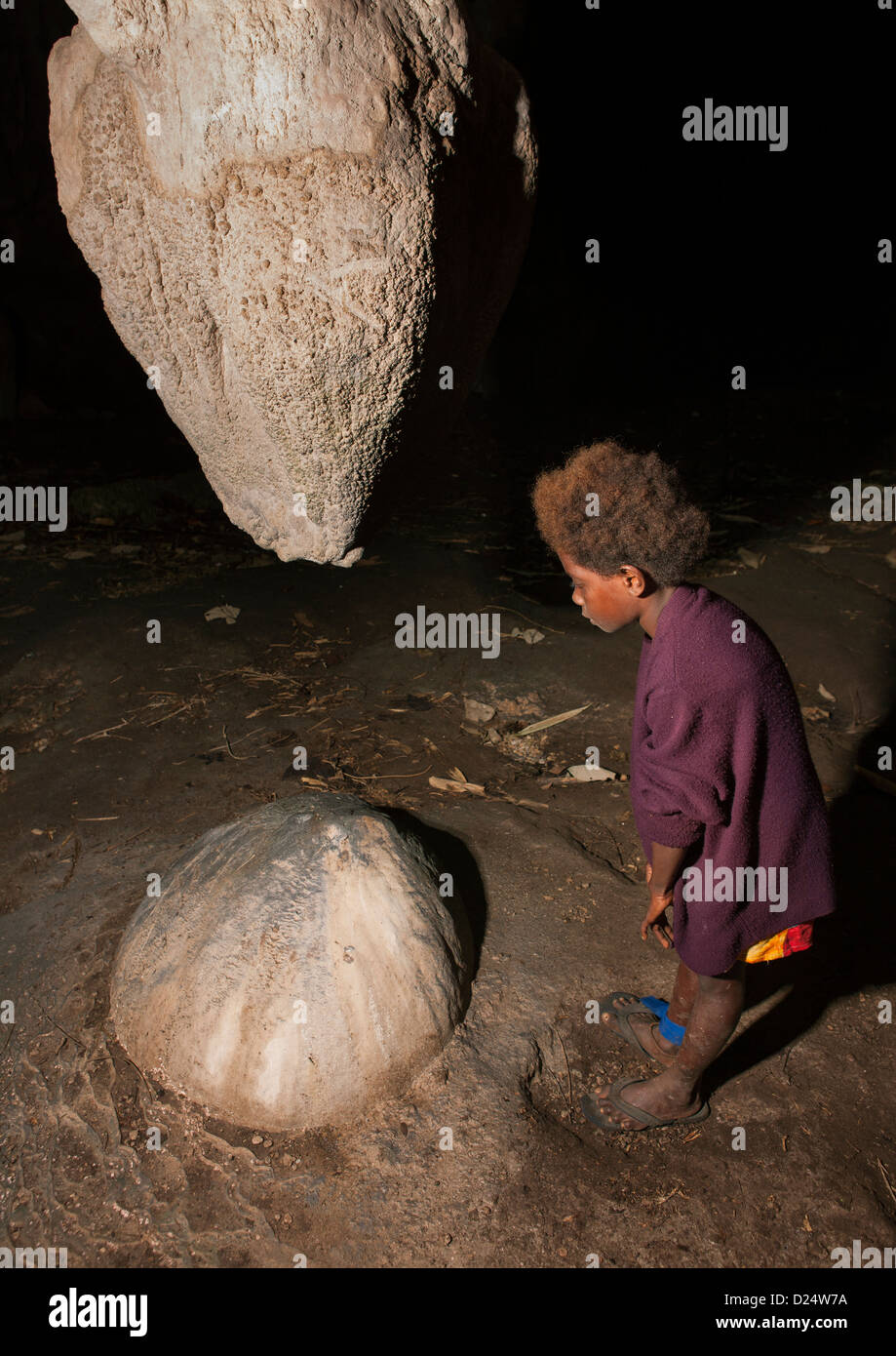 L'intérieur de fille Momuni Grotte Sacrée. Bougainville, en Papouasie-Nouvelle-Guinée Banque D'Images