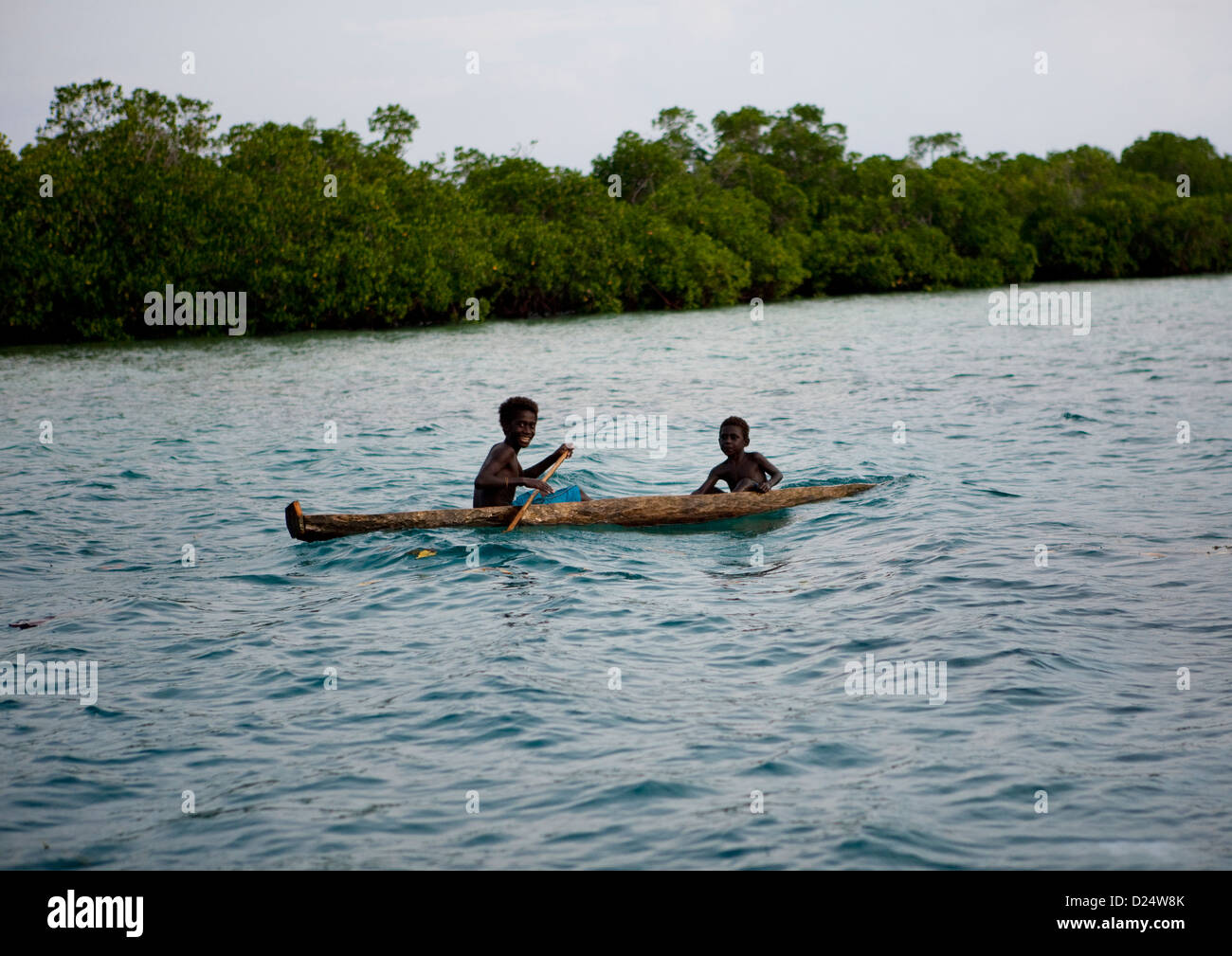 Enfants sur un canot, Bougainville, en Papouasie-Nouvelle-Guinée Banque D'Images