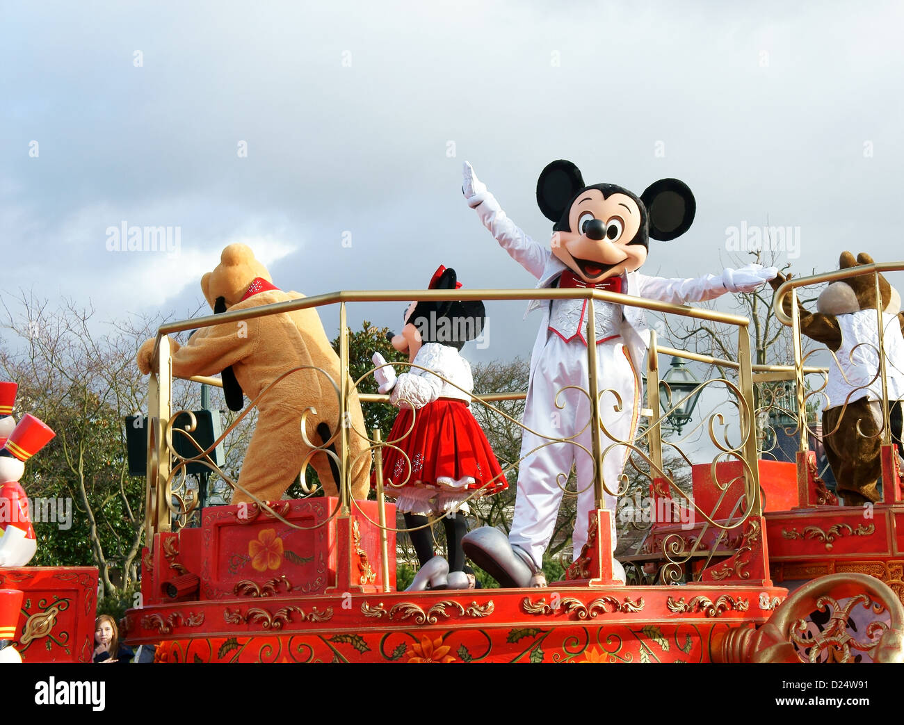 Mickey et autres personnages de Disney en agitant à la foule lors de la Parade de Disney à Disneyland, Paris, France Banque D'Images
