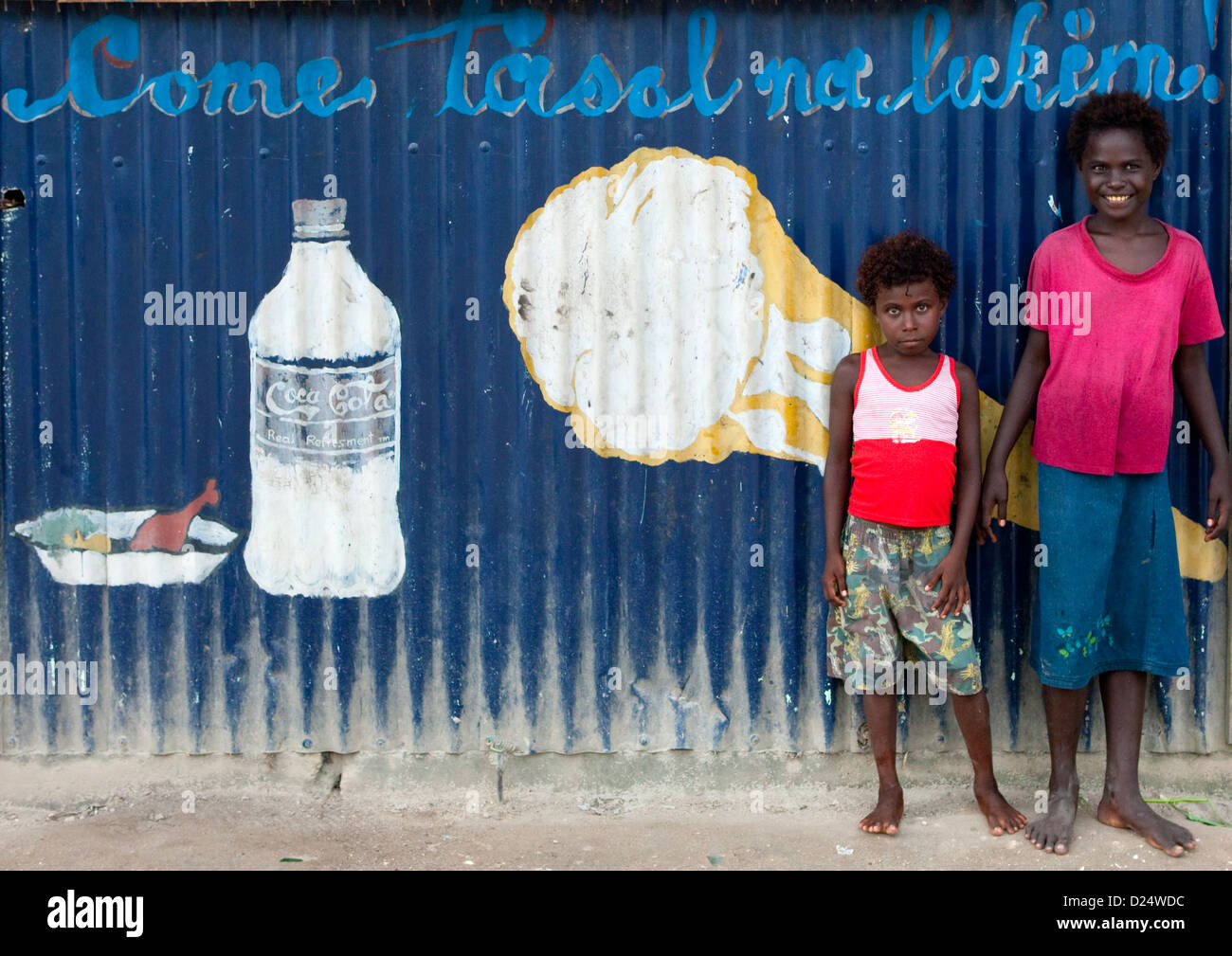 Les enfants en face d'une boutique, Bougainville, en Papouasie-Nouvelle-Guinée Banque D'Images