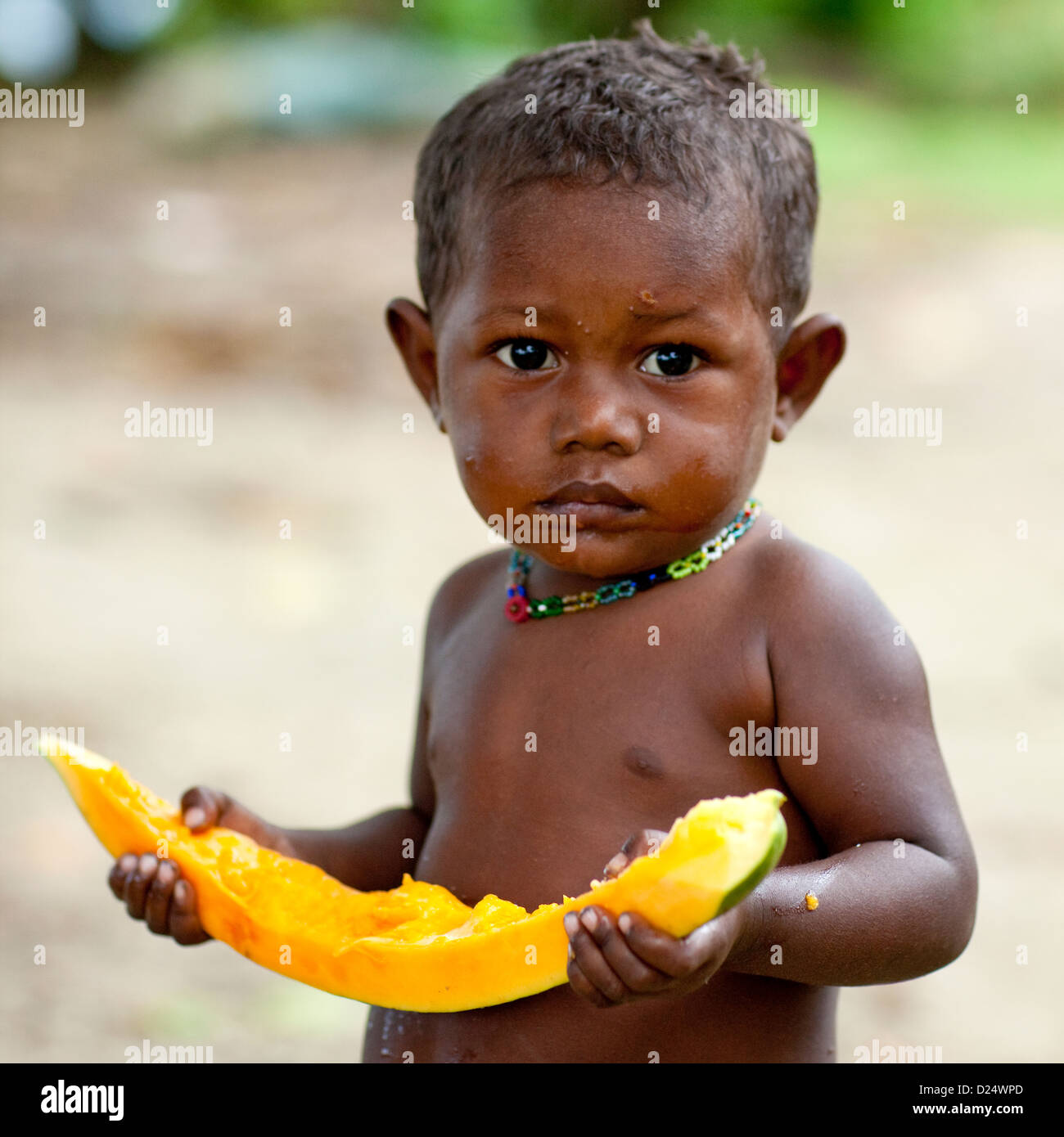 Enfant de manger un fruit, Bougainville, en Papouasie-Nouvelle-Guinée Banque D'Images