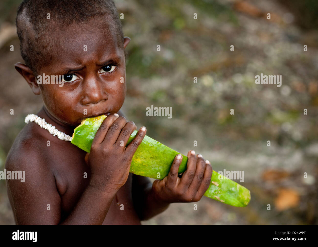 Enfant de manger un fruit, Bougainville, en Papouasie-Nouvelle-Guinée Banque D'Images