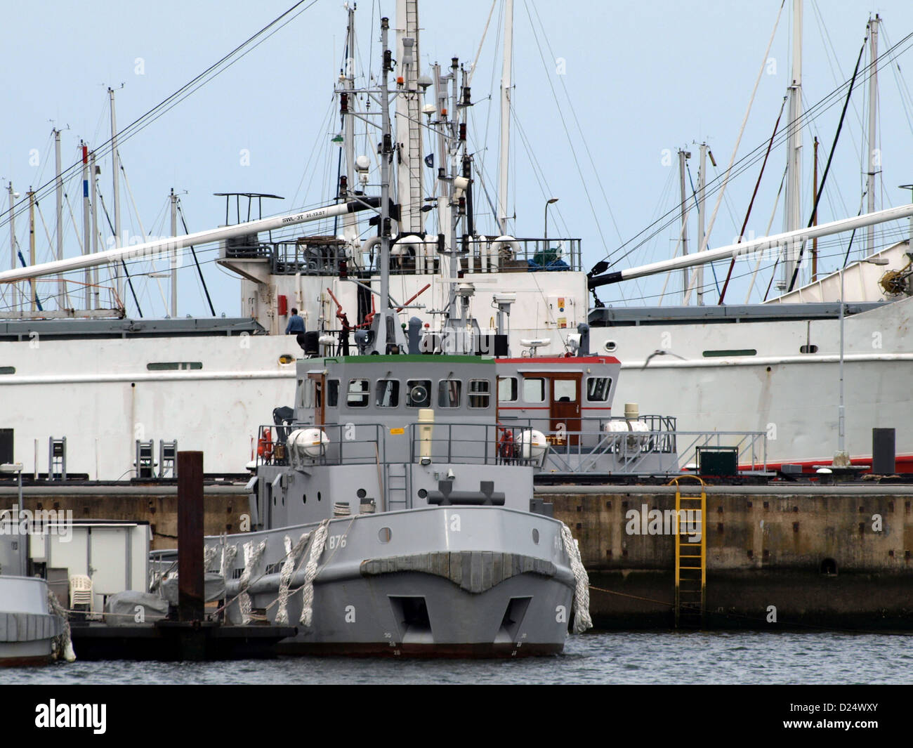 L'A876 HR. Le MS. Hunze est un remorqueur côtier utilisé par la marine néerlandaise. Construit pour les opérations de remorquage et d’assistance en mer, il joue un rôle crucial dans le sauvetage maritime et la logistique. Sa conception robuste et son efficacité opérationnelle en font un élément essentiel pour les opérations navales dans les régions côtières. Banque D'Images