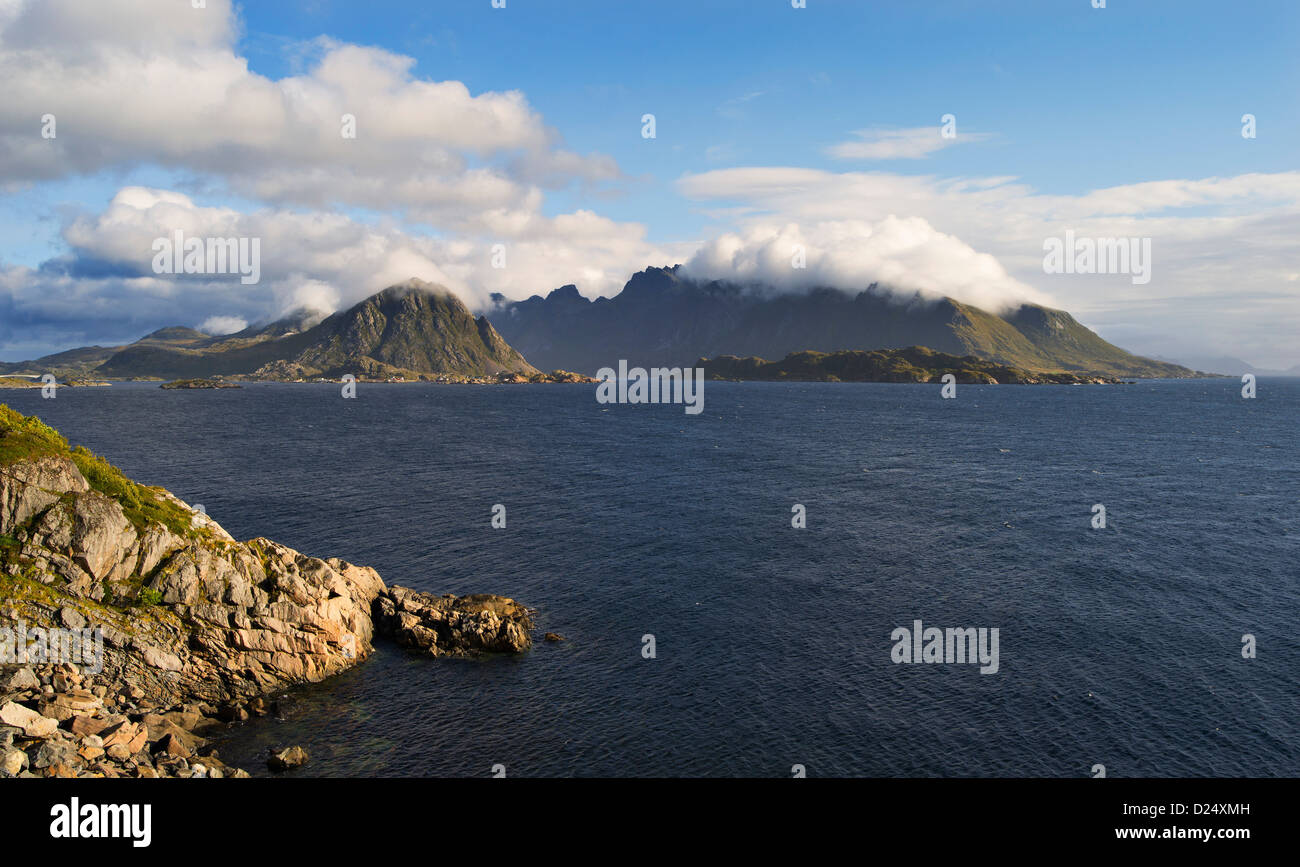 À la recherche de l'autre côté de la mer de Norvège et la brume vers Nusfjord Nusfjord enveloppé de collines, Lofoten, Norvège Banque D'Images