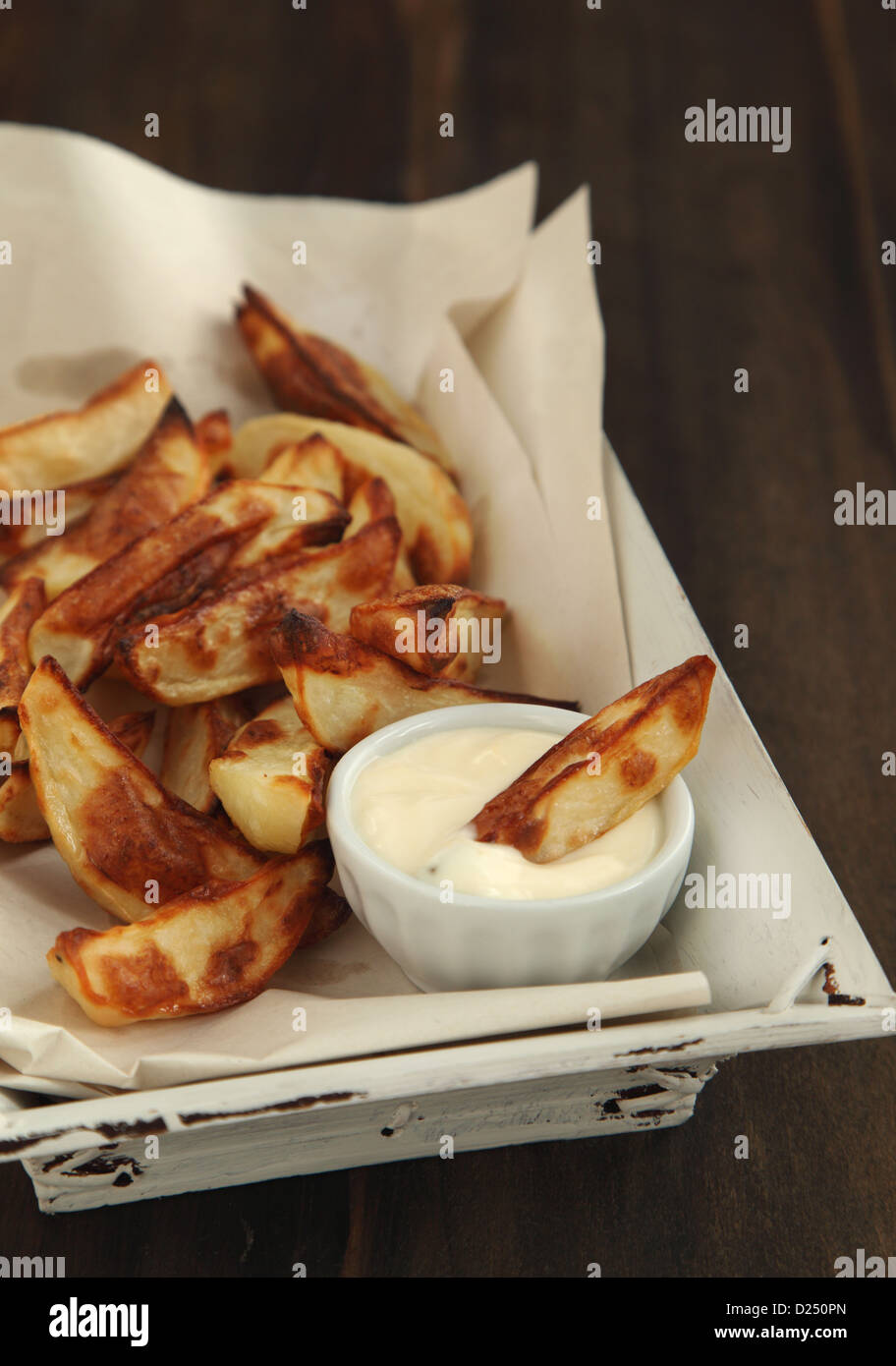 Chips de pomme de terre coupés à la main avec l'aïoli Banque D'Images
