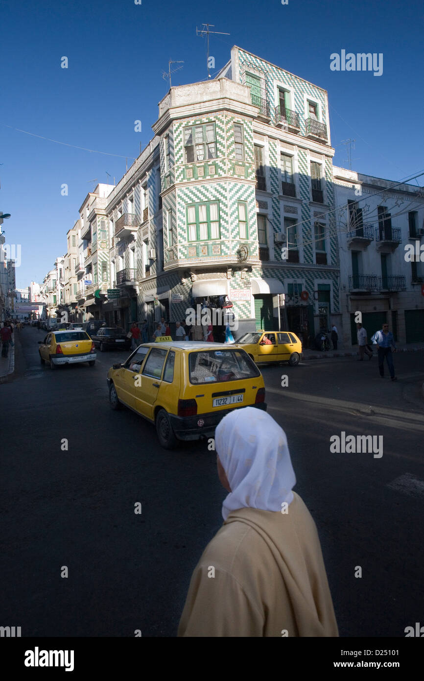 Tétouan, Maroc, une femme avec un foulard sur une rue de Tétouan Banque D'Images