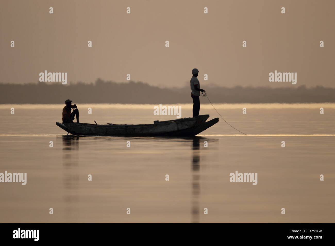 Les pêcheurs en bateau sur la rivière au coucher du soleil, le fleuve Gambie, Gambie Tendaba, février, Banque D'Images