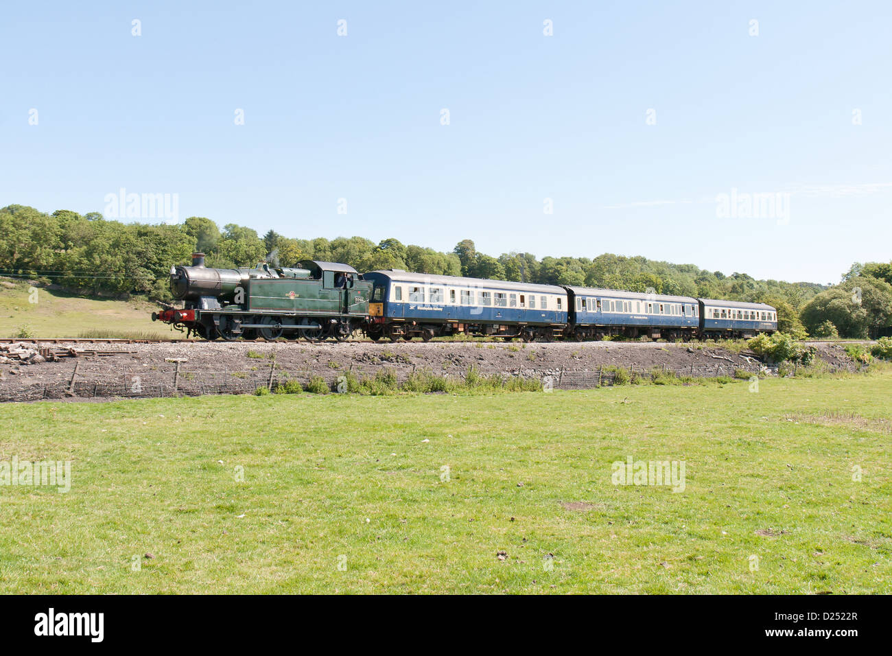 Locomotive à vapeur tirant un train de voyageurs sur le Wensleydale Railway Banque D'Images