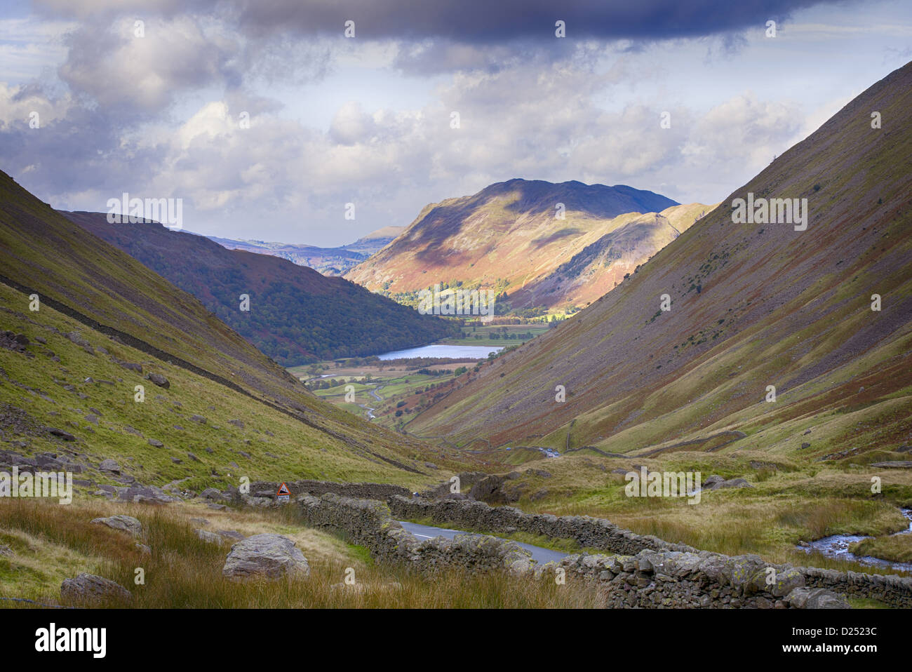 Vue de paysage de montagne et le lac, vu de la puce, les frères de l'eau, Lake District, Cumbria, Angleterre, octobre Banque D'Images