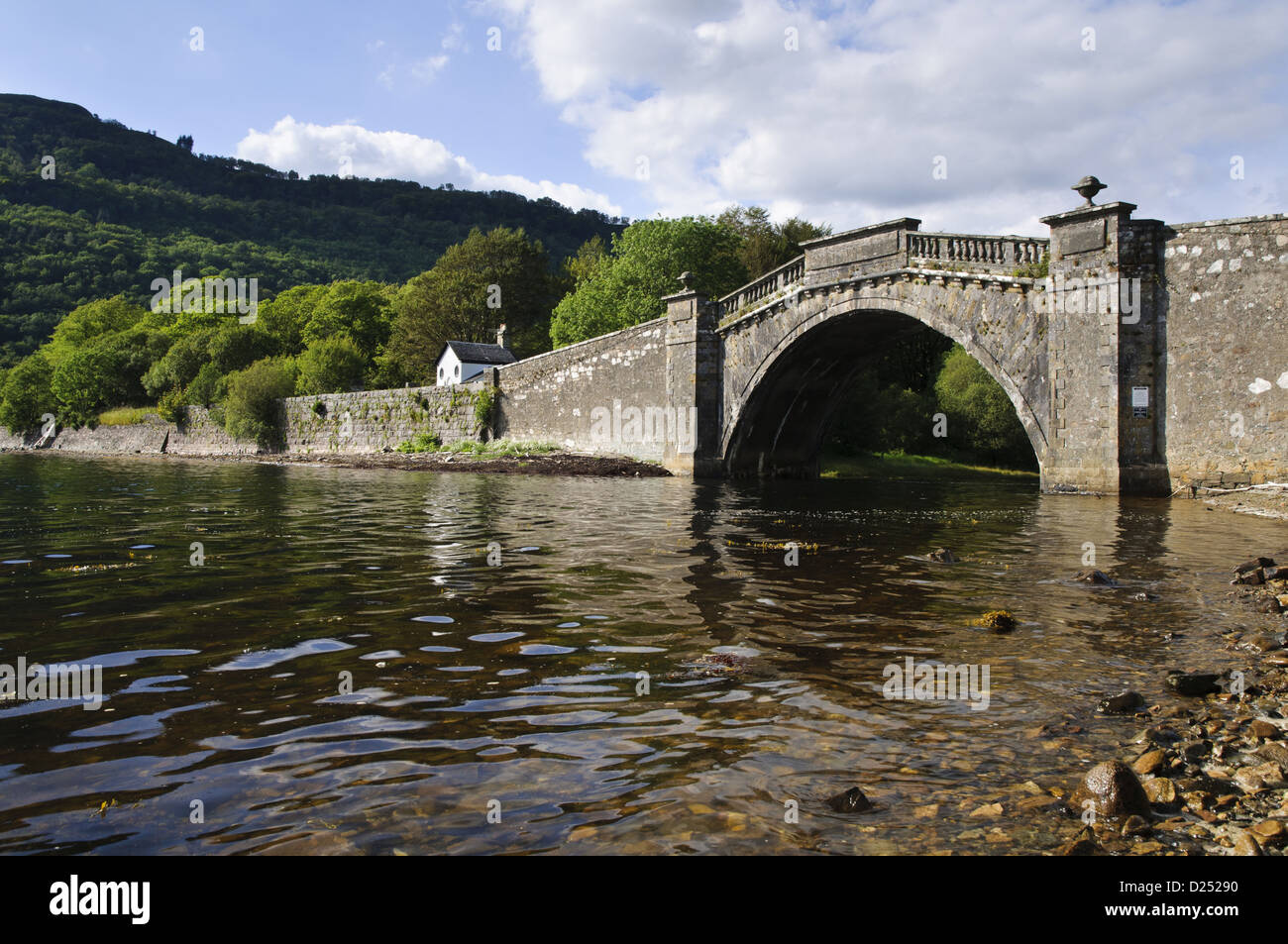 Pont en pierre voûtée en tête du loch de mer, le Loch Fyne, Argyll, Argyll and Bute, Ecosse, Août Banque D'Images