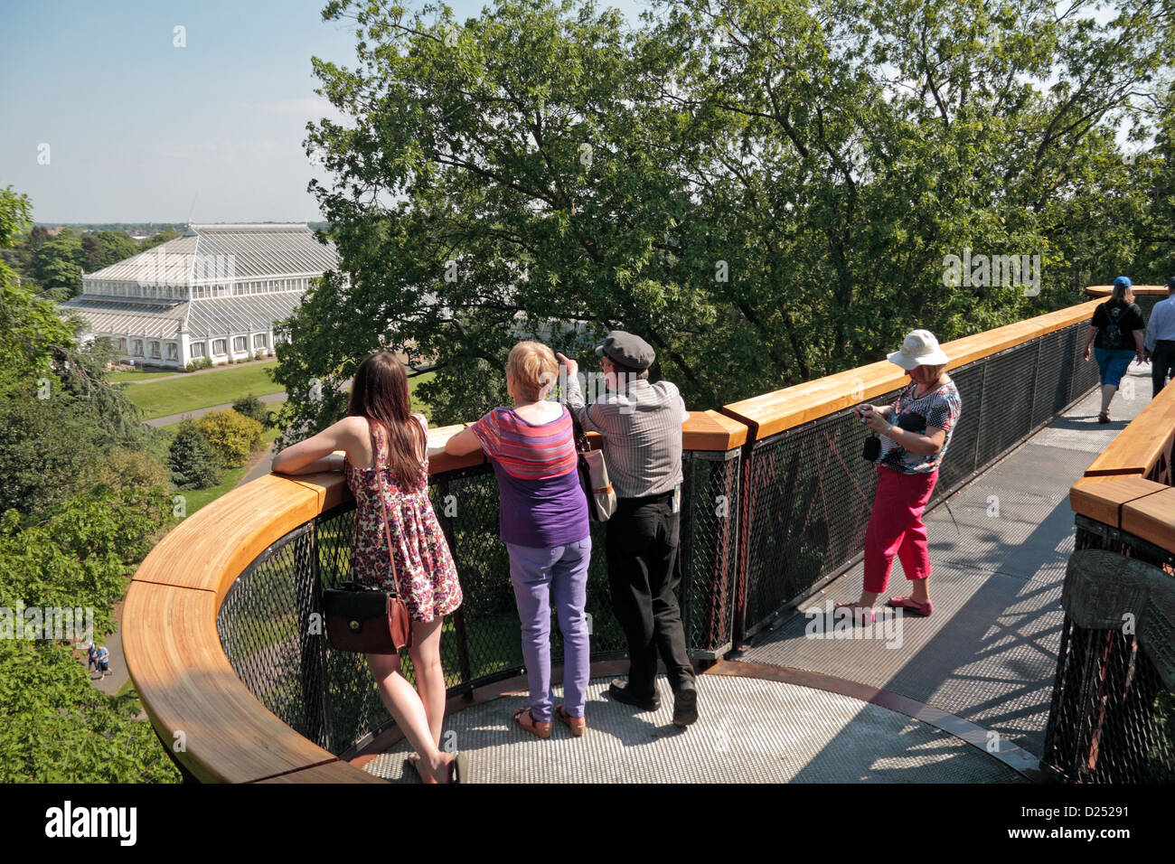 Les visiteurs du Rhizotron et Xstrata Treetop Walkway se tourner vers l'Europe House, Royal Botanic Gardens, Kew, Angleterre. Banque D'Images