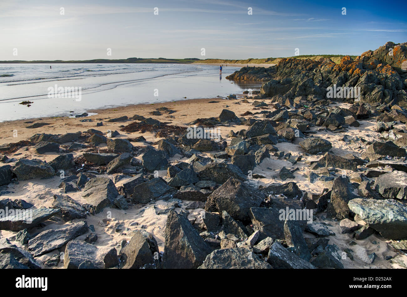 Vue sur plage rocheuse, Newborough, Anglesey, Pays de Galles, août Banque D'Images