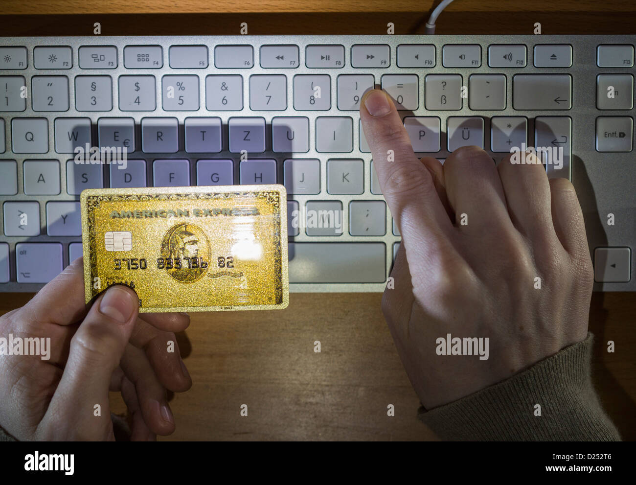 Utilisation d'une carte de crédit dans l'Internet, la saisie de numéro de carte de crédit sur le clavier d'un ordinateur. Banque D'Images