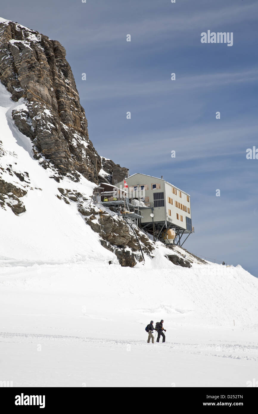 Les promeneurs marchant sur la montagne couverte de neige ci-dessous, Monchsjoch Hut, Jungfraujoch, Alpes Bernoises, Suisse, Juin Banque D'Images