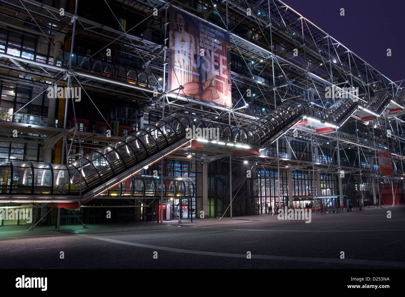 L'architecture moderne. Le Centre Pompidou au crépuscule. Cet énorme, bâtiment moderne en verre et d'acier pour le bâtiment est devenu un établissement emblématique monument parisien. Paris, France. Banque D'Images