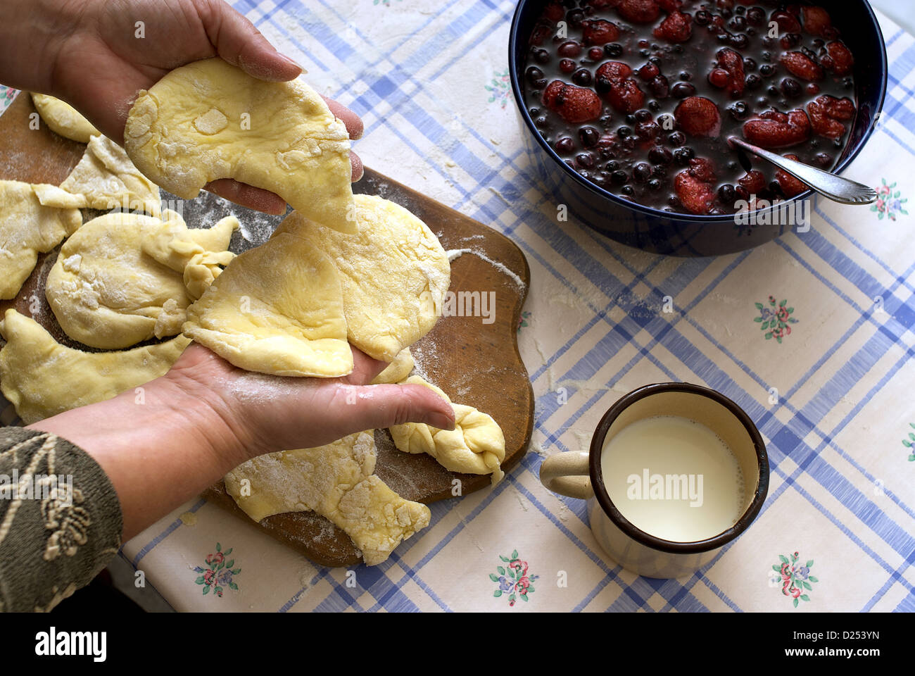Nauen, en Allemagne, une femme prépare la pâte pour une Fruechtekuchen Banque D'Images
