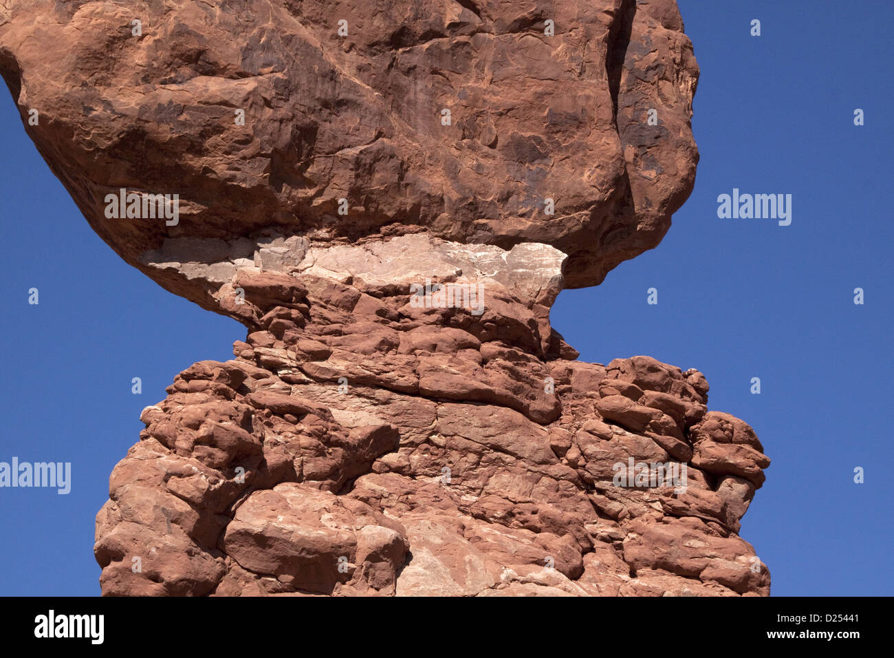 Arches National Park - Balanced Rock Entrada Sandstone reposant sur le mudstone connu pont Dewey ou Carmel formation qui Banque D'Images