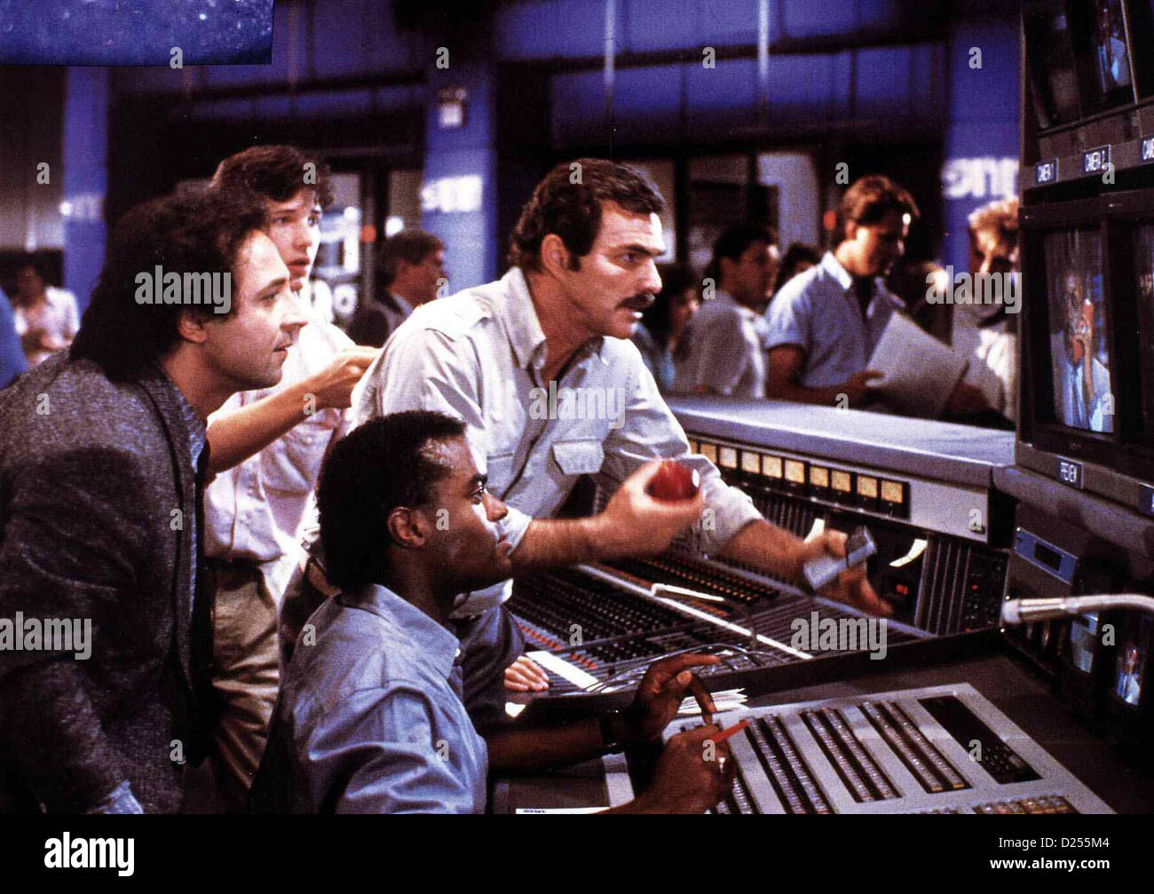 Eine Frau Steht Ihren Mann changements de chaînes Burt Reynolds Ihr Patron John L. Sullivan (Burt Reynolds,r) ist ein Banque D'Images