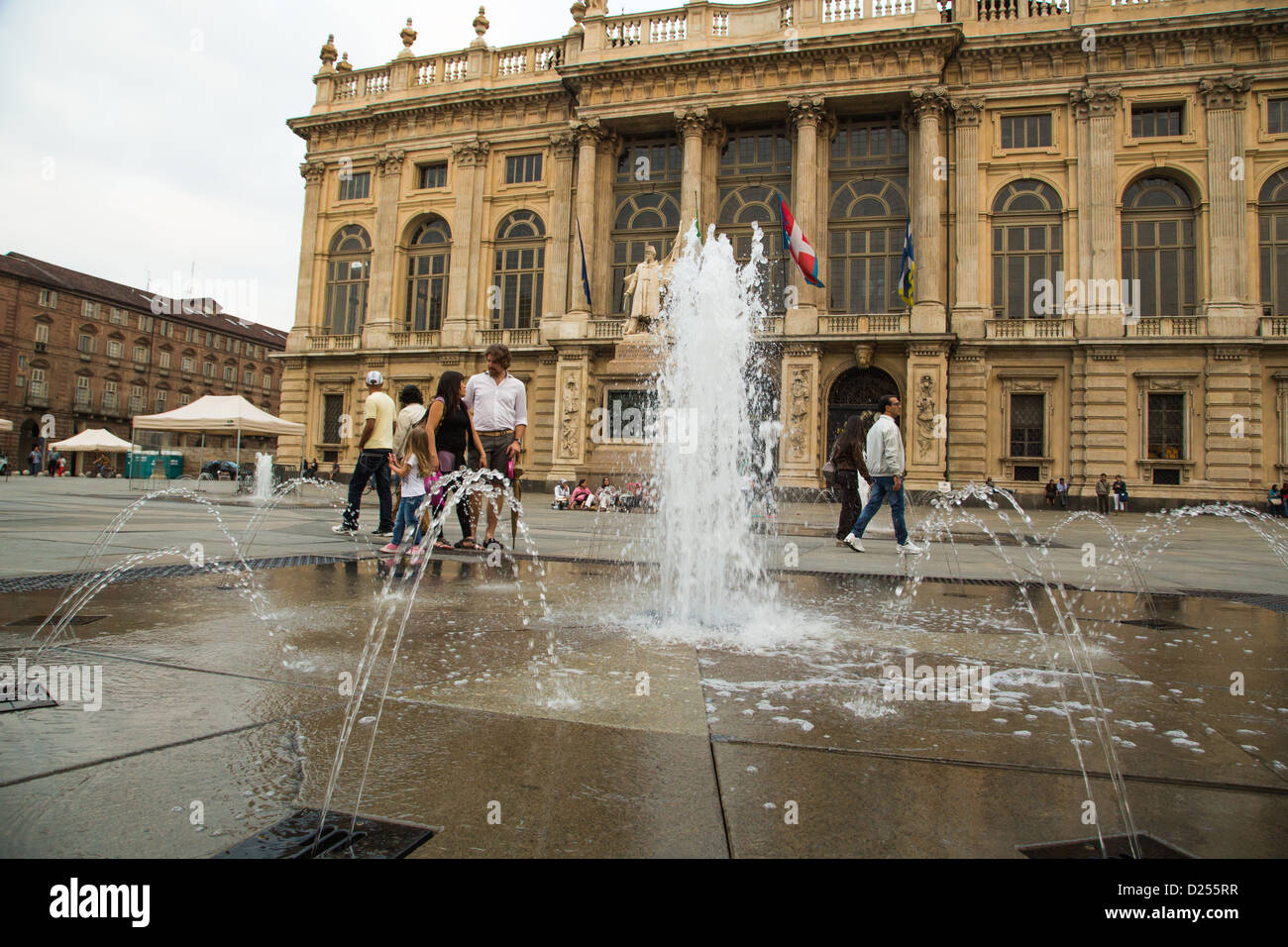 Fontaine à eau sur la Piazza Castello avec le Palazzo Madama, qui abrite le Musée d'Art ancien à Turin en Italie. Banque D'Images