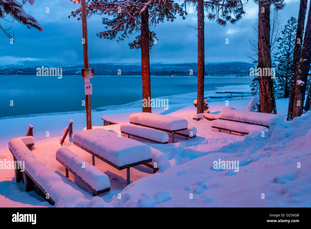 Spectacle d'hiver sur des tables de pique-nique avec show Banque D'Images