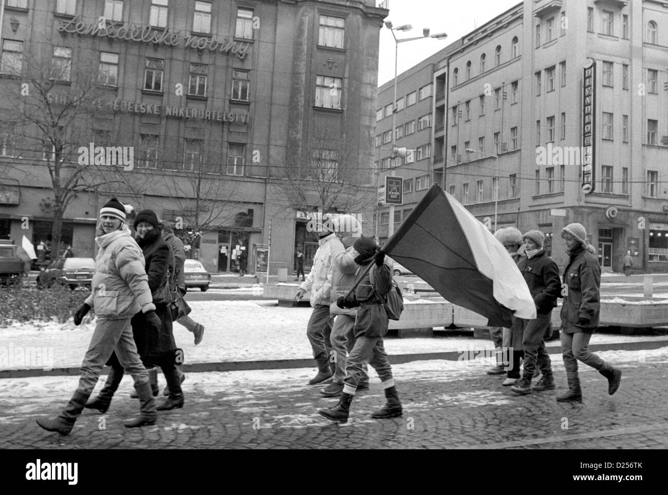 Novembre 1989 Révolution de Velours. Quelques manifestants à Letna lisse pour le rallye et le discours d'Alexandre Dubcek. Banque D'Images