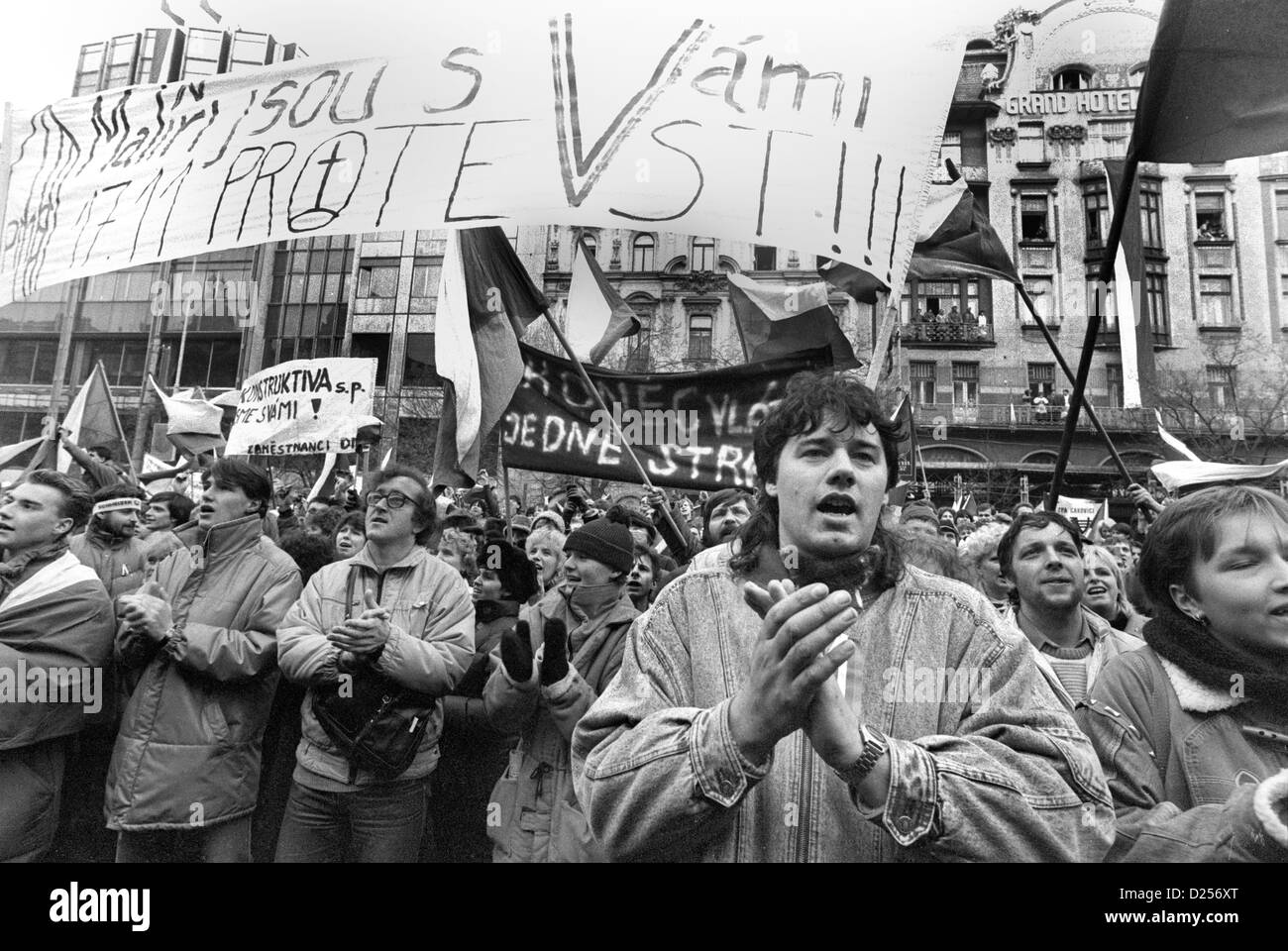 Novembre 1989 Révolution de Velours. Manifestants devant les bureaux du journal Pravo Svobodne Wenceslas Square Prague. Banque D'Images
