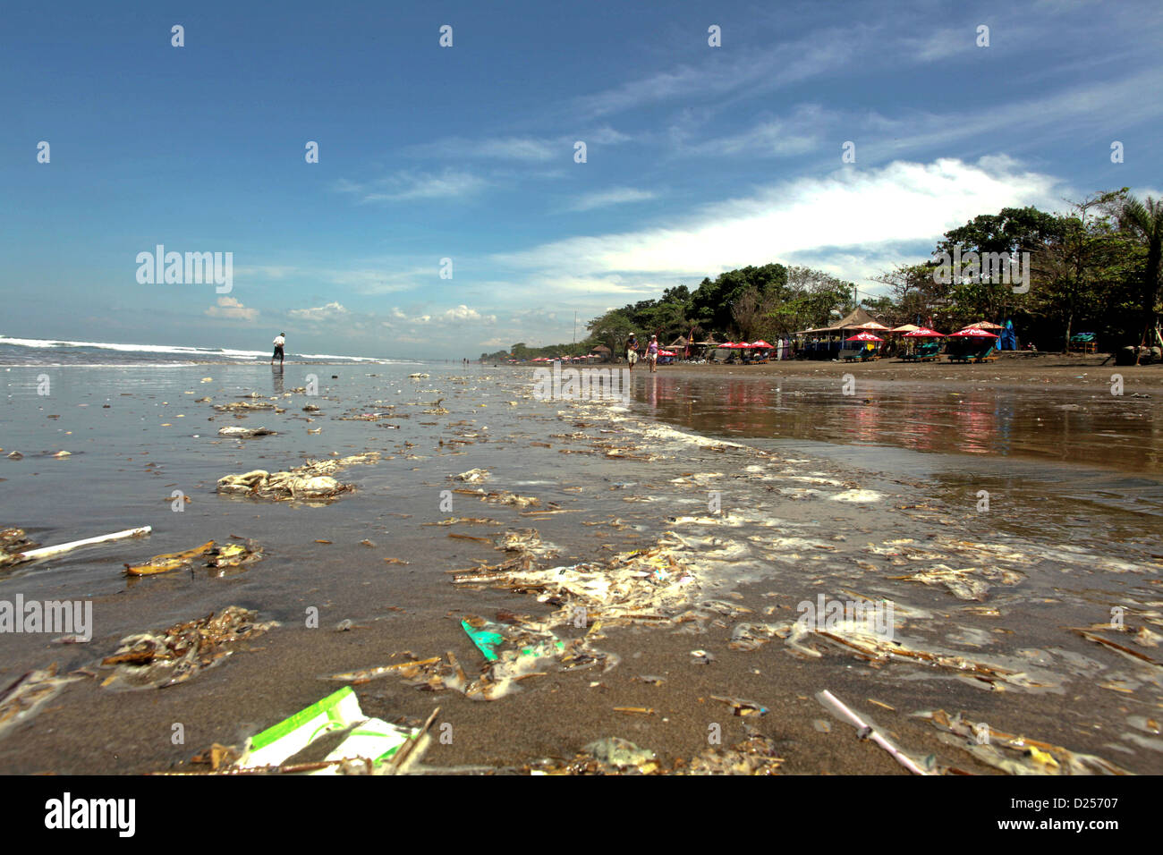 Les ordures de Bali : de la rivière à la mer Banque D'Images