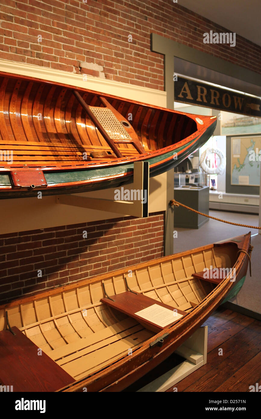 Canoës exposée au Centre de Visiteurs, Musée Marin Penobscot Banque D'Images Canoës exposée au Centre de Visiteurs, Musée Marin Penobscot Banque D'Images