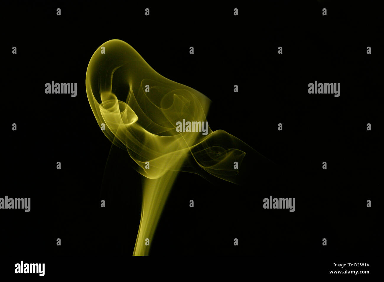 La fumée jaune sur fond noir Banque D'Images