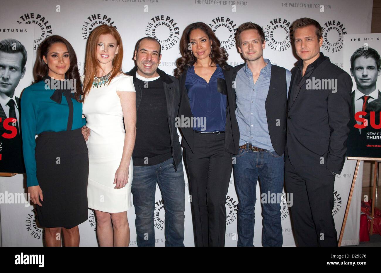 Los Angeles, Californie, USA. 14 janvier 2013. Meghan Markle, Sarah Rafferty, Rick Hoffman, Gina Torres, Patrick J. Adams, Gabriel Macht présents pour la Paley Center for Media présente une soirée avec des costumes, Paley Center for Media, Los Angeles, CA, 14 janvier 2013. Photo par : Emiley Schweich/Everett Collection Banque D'Images