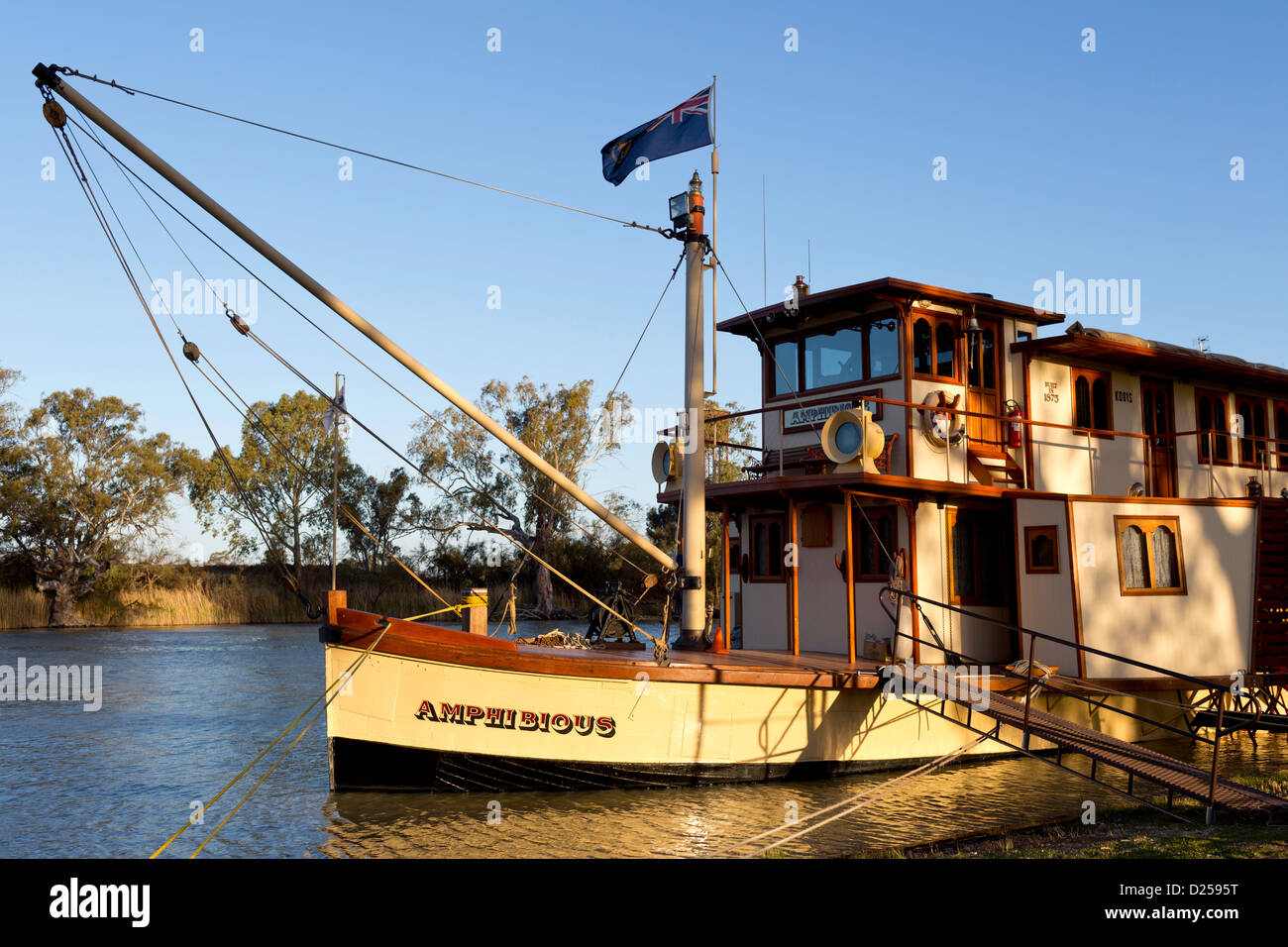 PB côté amphibie paddle wheeler bateau amarré sur la rivière Darling à Wentworth. Banque D'Images