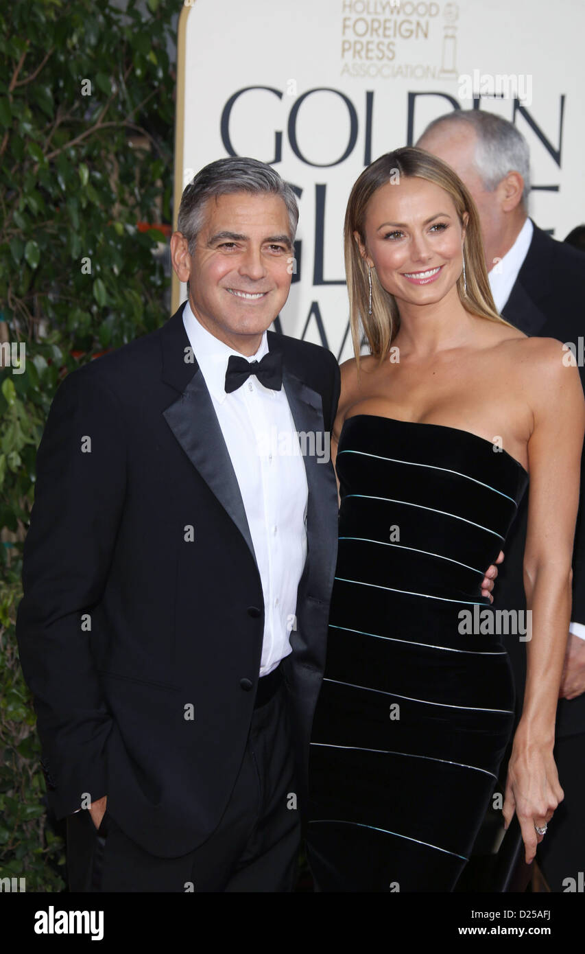 L'acteur américain George Clooney et son amie Stacy Keibler arrive à la 70e assemblée annuelle Golden Globe Awards présenté par la Hollywood Foreign Press Association (HFPA,, à l'hôtel Beverly Hilton à Beverly Hills, USA, le 13 janvier 2013. Photo : Hubert Boesl Banque D'Images