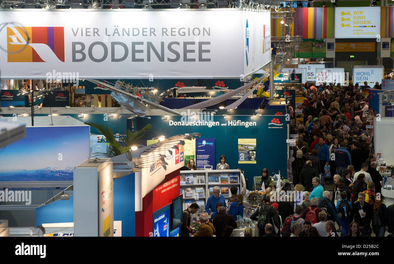 Visiteurs se mêlent entre les stands dans le hall juste à la CMT, la foire commerciale internationale pour les véhicules de loisirs et du tourisme sur les lieux juste à Stuttgart, Allemagne, 12 janvier 2013. La maison de vacances et tourisme salon CMT se déroule du 12 janvier au 20 janvier 2013. Photo : Marijan Murat Banque D'Images