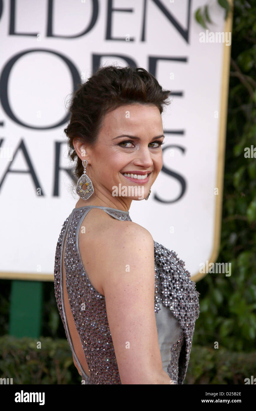 L'actrice Carla Gugino arrive à la 70e assemblée annuelle Golden Globe Awards présenté par la Hollywood Foreign Press Association (HFPA,, à l'hôtel Beverly Hilton à Beverly Hills, USA, le 13 janvier 2013. Photo : Hubert Boesl/dpa Banque D'Images