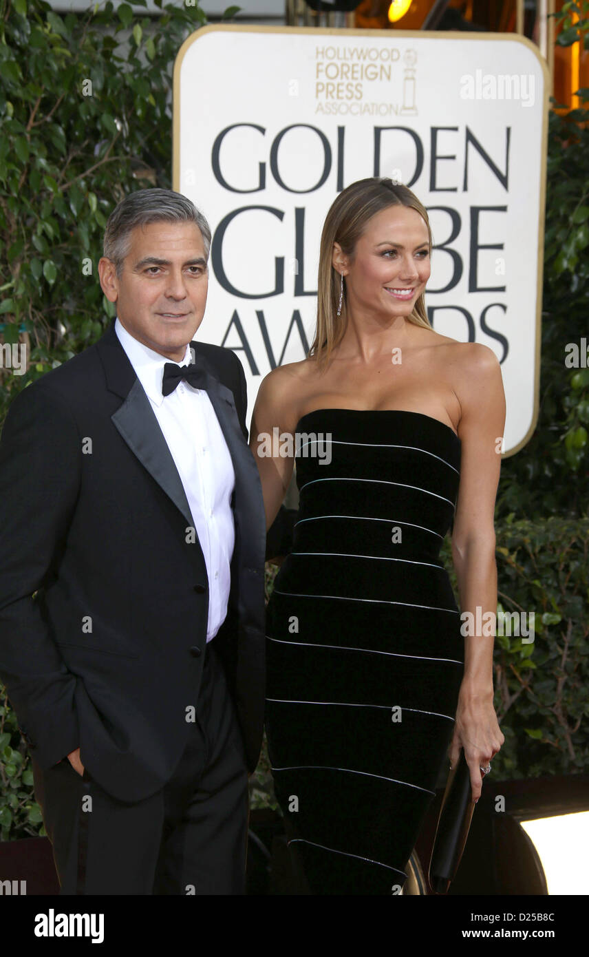 L'acteur américain George Clooney et son amie Stacy Keibler arrive à la 70e assemblée annuelle Golden Globe Awards présenté par la Hollywood Foreign Press Association (HFPA,, à l'hôtel Beverly Hilton à Beverly Hills, USA, le 13 janvier 2013. Photo : Hubert Boesl Banque D'Images