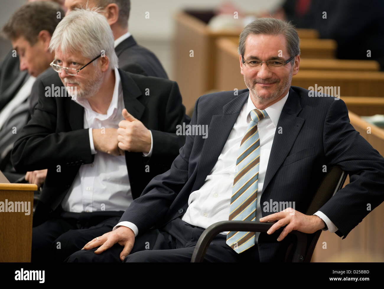 Premier ministre de Brandebourg Platzeck Matthias (R) et le ministre des Finances, Helmuth Markov écouter la réunion spéciale sur l'aéroport de Berlin-brandebourg au Parlement de Brandebourg à Potsdam, Allemagne, 14 janvier 2013. Platzeck demander un vote de confiance après le retard de l'aéroport nouvelle ouverture. Photo : Patrick Pleul Banque D'Images