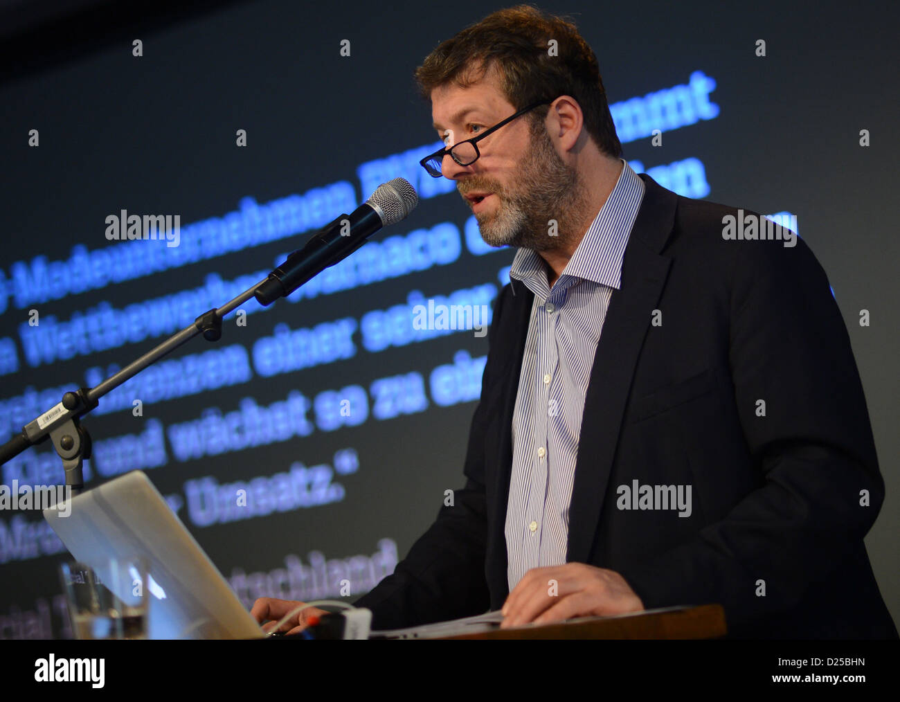 Karl-Heinz Müller, chef de la fashion tradeshow Bread & Butter, parle au cours d'une conférence de presse à propos de Bread & Butter à Berlin, Allemagne, le 14 janvier 2013. Le salon professionnel de la mode streetwear a lieu pendant la Semaine de la mode de Berlin le 15 jusqu'au 17 janvier 2013. Photo : BRITTA PEDERSEN Banque D'Images