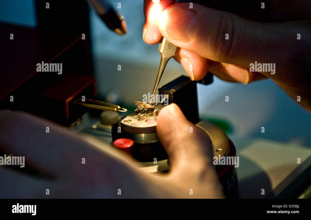 Un membre du personnel se compose d'un regarder dans l'atelier de Nomos Glashuette horlogers de Glashuette, Allemagne, 4 décembre 2012. Photo : Martin Foerster Banque D'Images