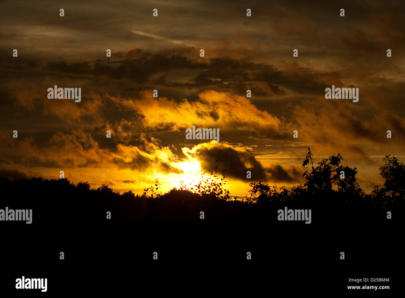 Coucher de soleil avec des nuages sombres. Banque D'Images Coucher de soleil avec des nuages sombres. Banque D'Images