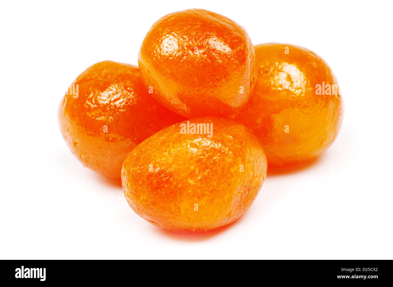 Kumquat secs isolé sur fond blanc Banque D'Images