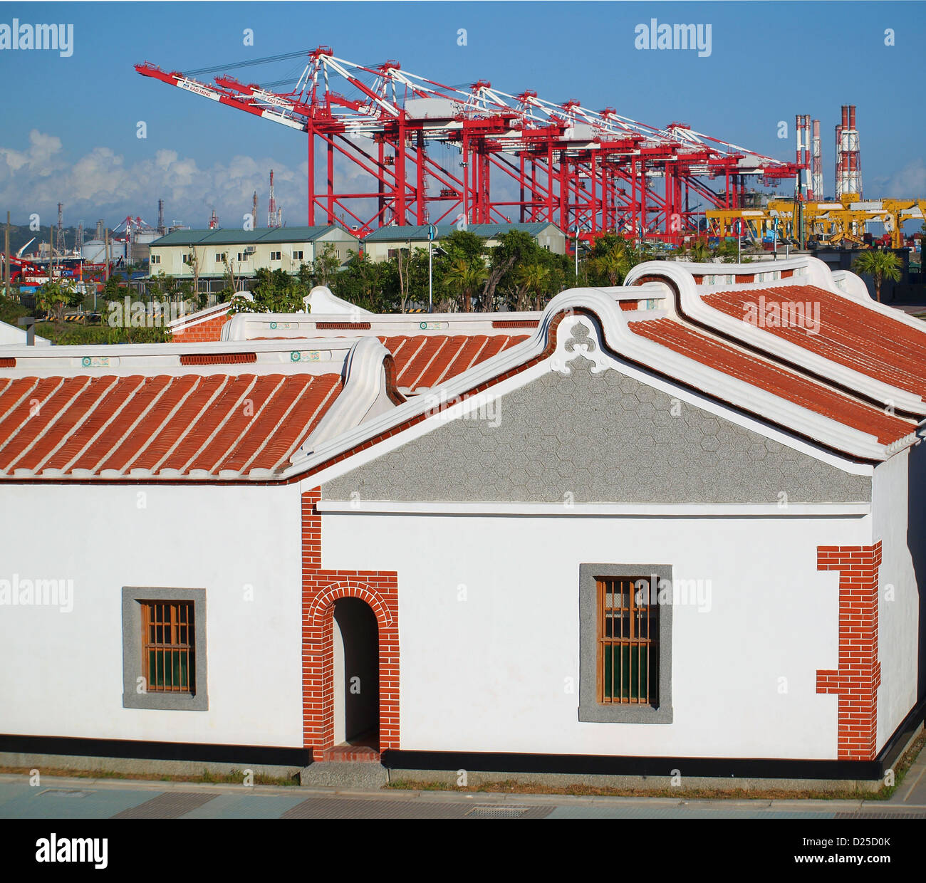 Maisons de ferme traditionnel chinois avec des portiques à conteneurs dans le port de Kaohsiung à dos Banque D'Images