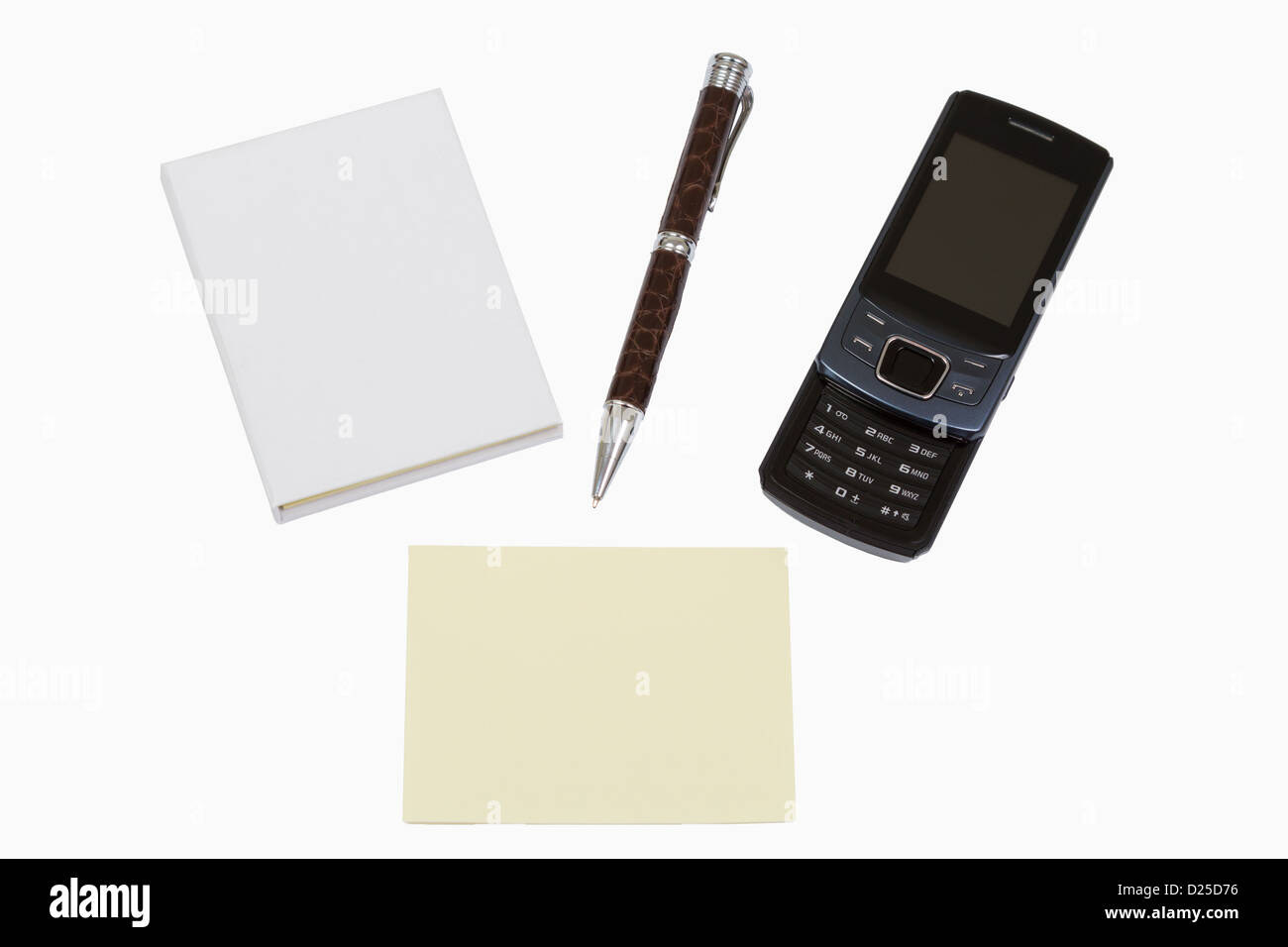 Livre, stylo, téléphone mobile isolé sur fond blanc Banque D'Images