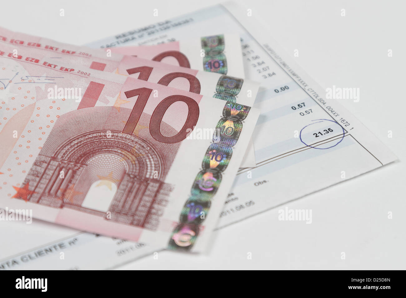 Factures à payer avec des billets en euros sur elle Banque D'Images