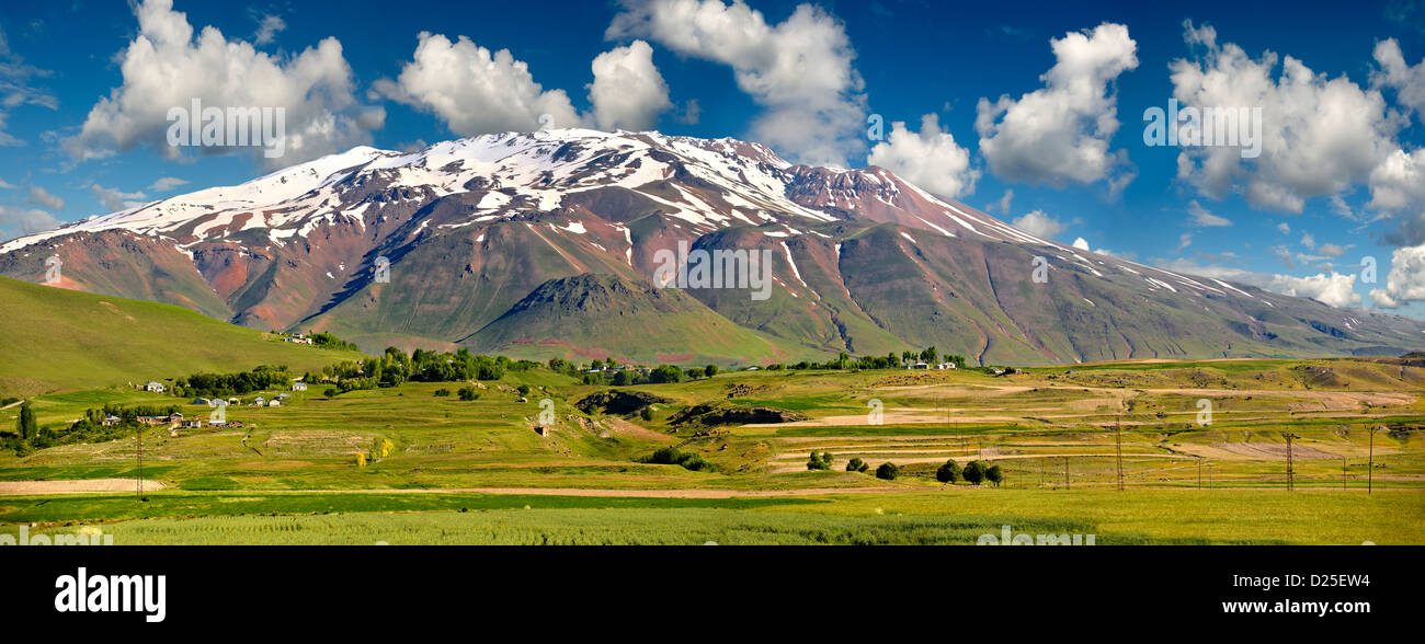 La deuxième , Mont Saphan plus haut volcan de la Turquie après Arat à 4058m. Rive nord du lac de Van, Turquie Banque D'Images